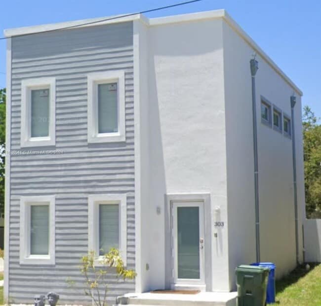 Primary Photo - 303 NE 33rd St