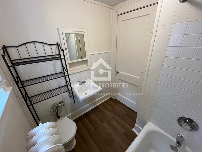 Building Photo - 330 E 12th St