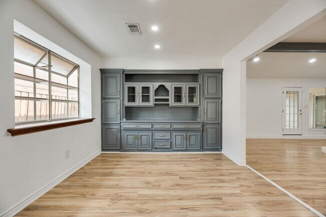 Building Photo - Spacious updated East Dallas home with open layout, flex suite, and easy access to White Rock Lake