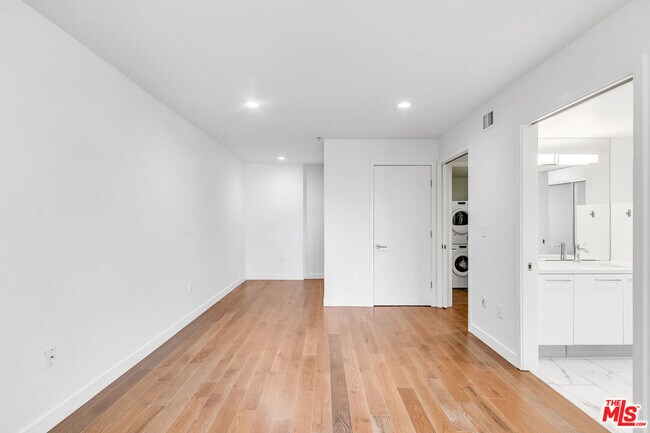 Building Photo - 901 Flower St