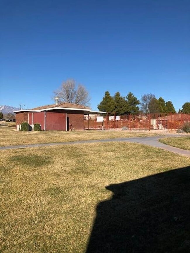 Building Photo - Awesome Shadowbrook Townhome in the Center of it all!