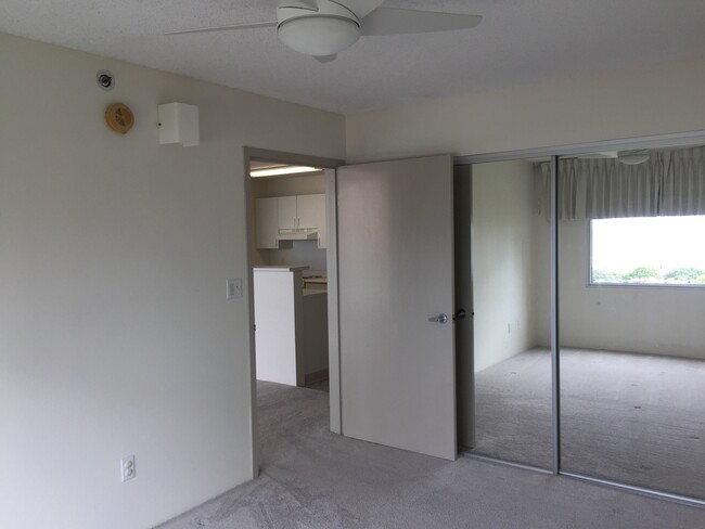 Building Photo - Great Kakaako Location, Amazing Views!