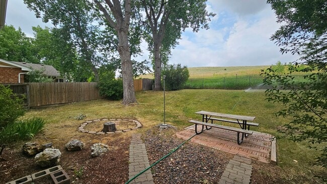 Building Photo - Spacious Bi Level home backing to open spa...