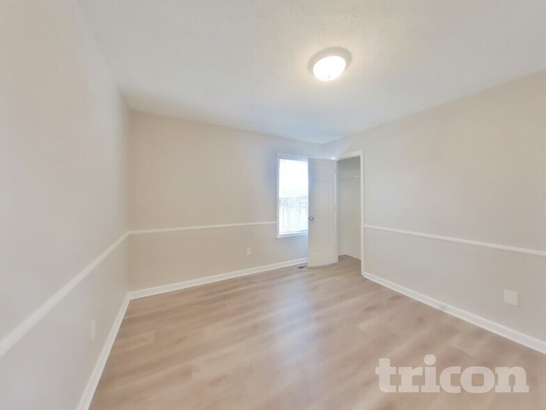 Building Photo - 362 Park Ct N