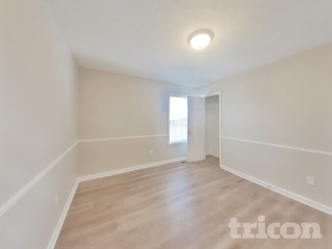 Building Photo - 362 Park Ct N