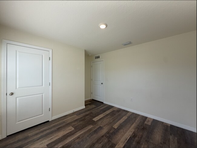 Building Photo - 822 18th Ave SE