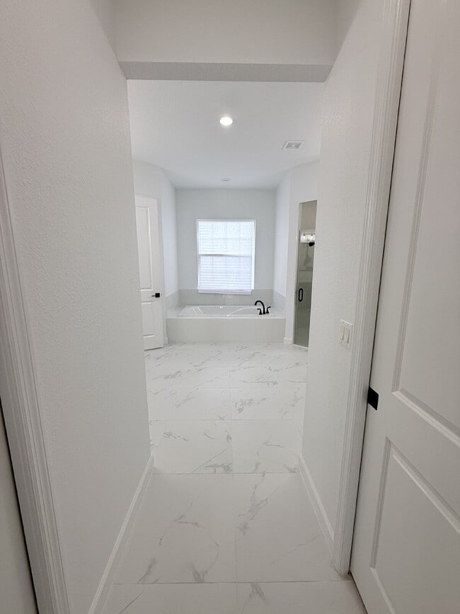 Building Photo - 5 Bedroom and 6 Bathroom, Lake view House