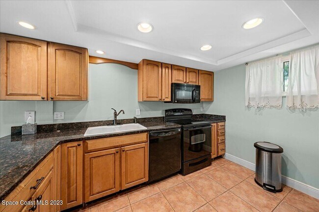 Building Photo - 1321 S Miramar Ave