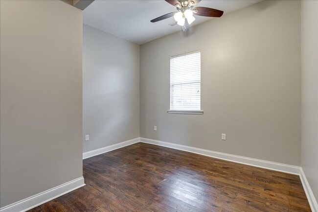 Building Photo - Charming 1920 renovated home!