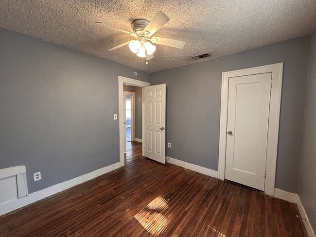 Building Photo - 3 bedroom 2 bathrooms
