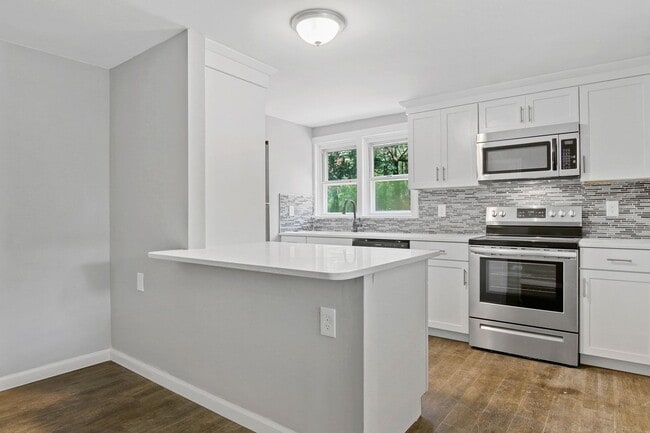 Building Photo - Coming Soon! Spacious 3 Bedroom, 1 Bath Ho...