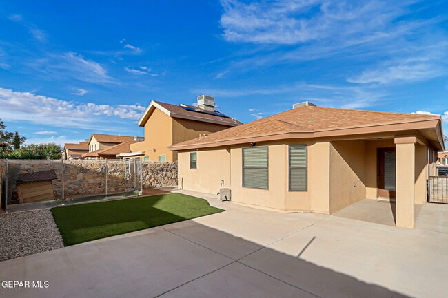 Building Photo - 2305 Honey Dew St