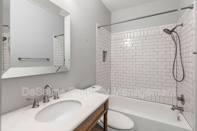 Building Photo - 210 Ashlawn Ct