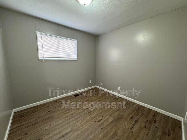 Building Photo - 227 Meadowcrest Dr