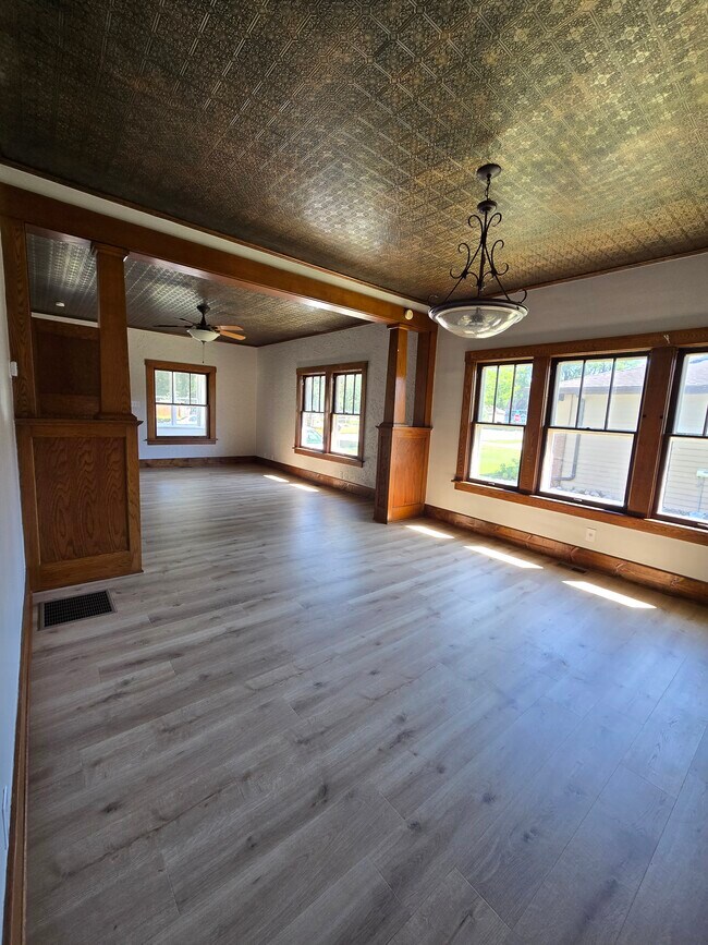 Building Photo - 613 7th Ave