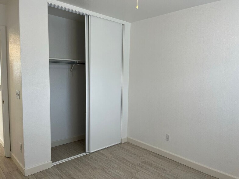 Building Photo - 2403 E Palm Beach Dr