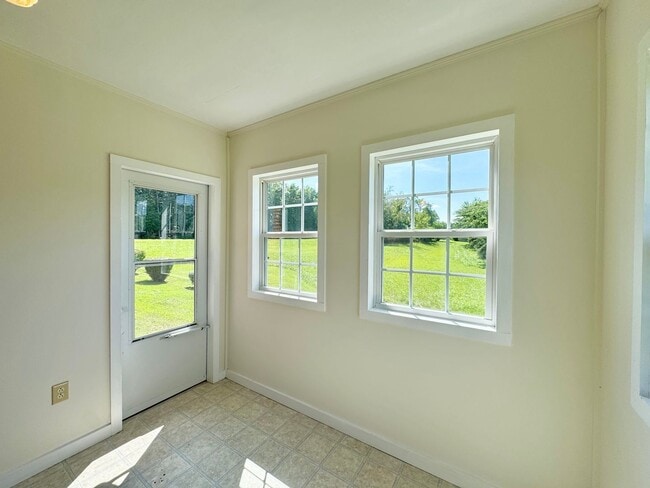 Building Photo - Southern Charm