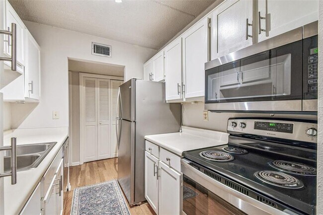Building Photo - 3325 Bayshore Blvd