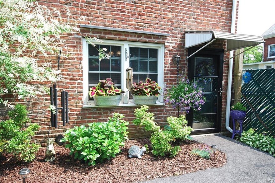 Entrance - 158 6th St