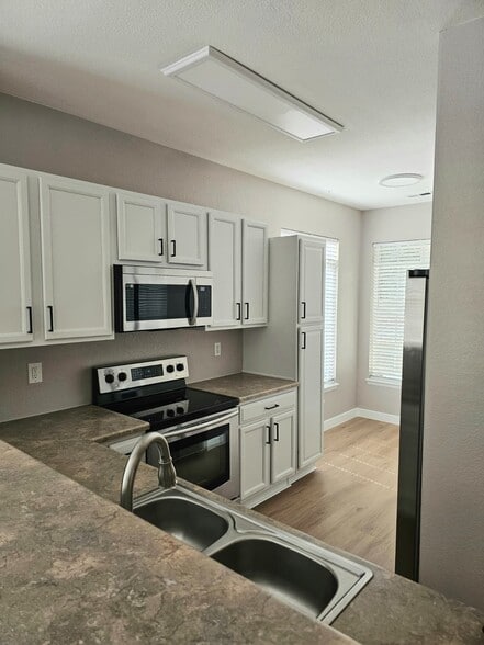 Building Photo - 14400 Albrook Dr