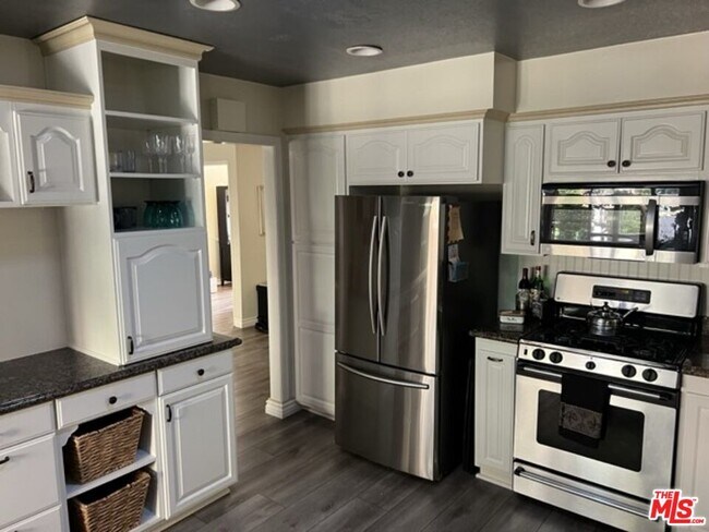 Building Photo - 729 Kenmore Cir