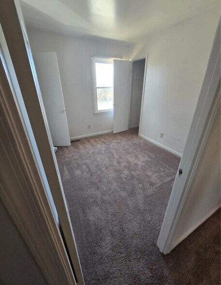 Building Photo - 300 Red Oak Dr