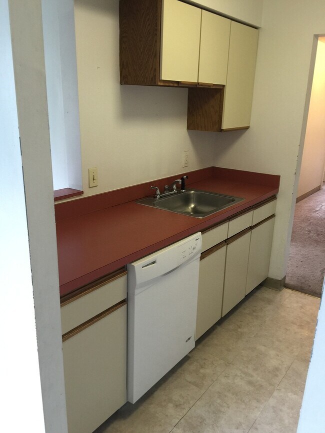 Building Photo - Spacious 3-bed 1.5 Bath in Excellent Neigh...