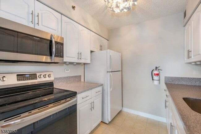 Building Photo - 300 Main St