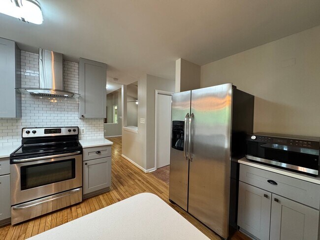 Building Photo - Fantastic 4 Bed 3.5 Bath Townhome With Sun...
