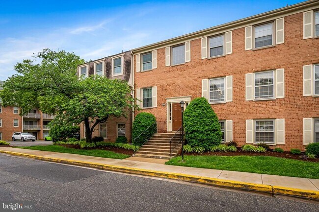Building Photo - 6004 Westchester Park Dr