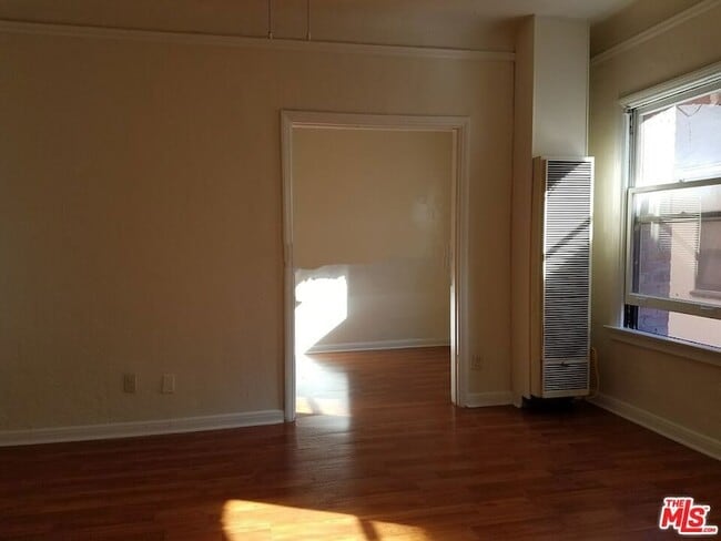 Building Photo - 607 S Dunsmuir Ave