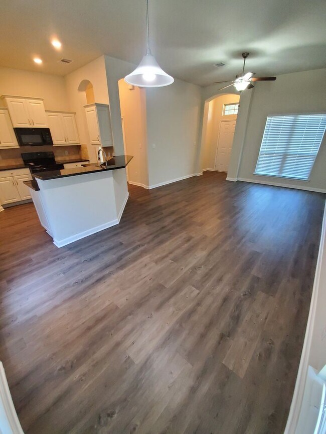Building Photo - 3/2 Home with Open Floor Plan in Bryan