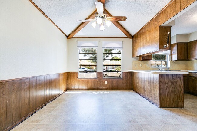 Building Photo - PAY NO SECURITY DEPOSIT! Spacious 3-bedroo...