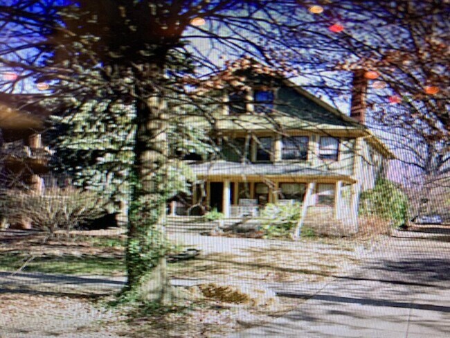 Building Photo - 2301 Grandview Ave