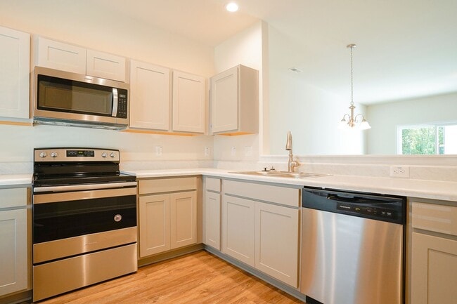 Building Photo - 2 Bedroom, 2.5 Bath Townhome in downtown C...