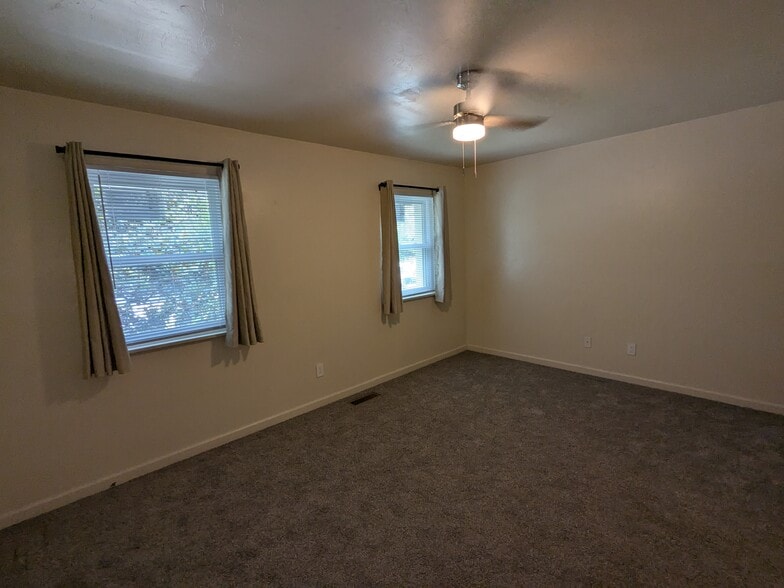 Building Photo - 566 Teal Ln