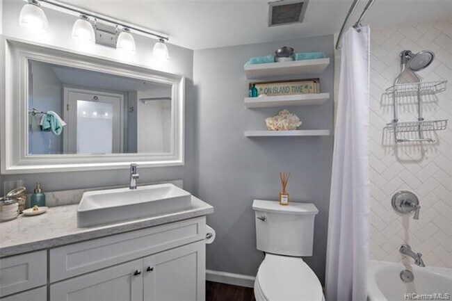 Building Photo - 1 bedroom, den with murphy bed, 1 cov parking, tropical grounds with pool, tennis courts +++++++