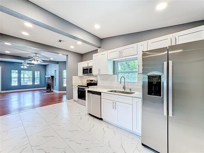 Building Photo - 2409 Drake Dr