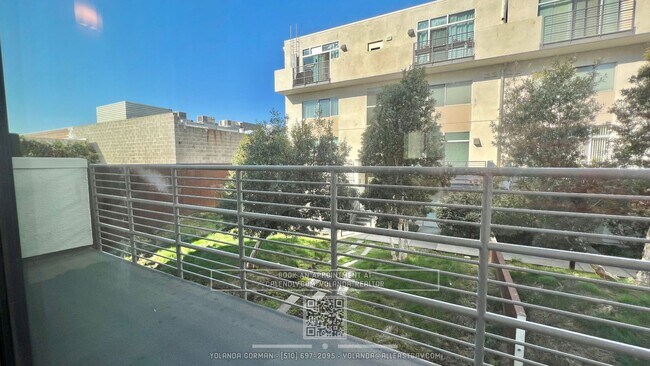 Building Photo - Contemporary Townhouse Living at Its Finest