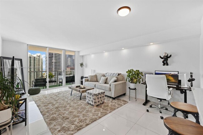 Building Photo - 1155 Brickell Bay Dr