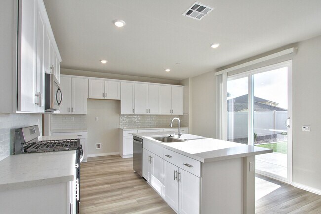 Building Photo - 5 BEDROOMS SOLAR AUDIE MURPHY RANCH