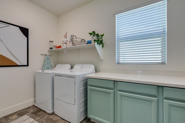 Building Photo - Gated, 4bed + loft with Bedroom and Full bathroom downstairs. Skye Canyon