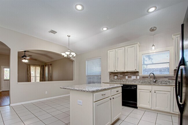 Building Photo - 26439 Richwood Oaks Dr