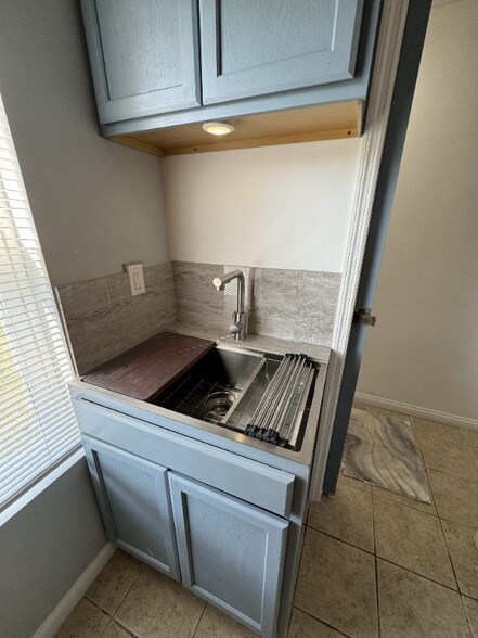 Building Photo - 142 Ashley St