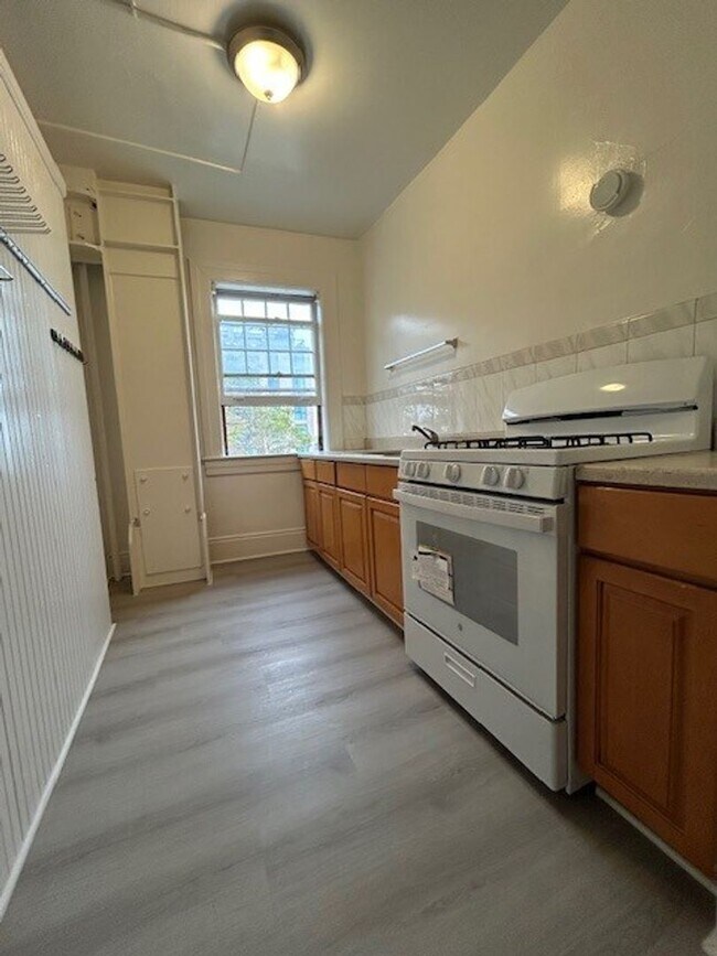 Building Photo - Spacious Remodeled 1 Bedroom conveniently located in downtown Berkeley