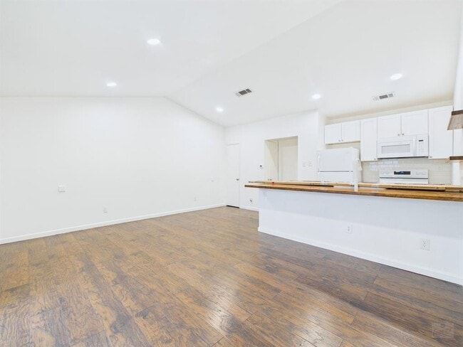 Building Photo - 1303 Hollow Creek Dr