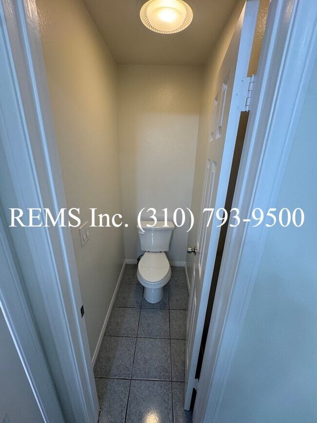 Building Photo - Spacious Townhome with Garage & Laundry in...