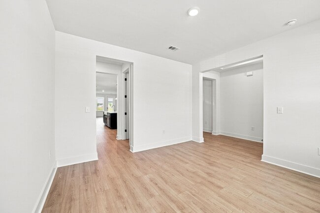 Building Photo - 3084 Claredon St