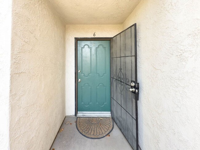 Building Photo - 2 BEDROOM 2 BATH CONDO IN GATED COMMUNITY ...