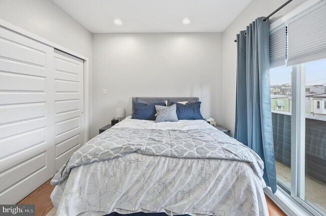 Building Photo - 2568 Collins St